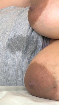 Nevlastní matka nechala dveře odemčené, takže nevlastní syn se může snadno vplížit do postele macechy a šukat nevlastní matku, zatímco její velké kozy poskakují