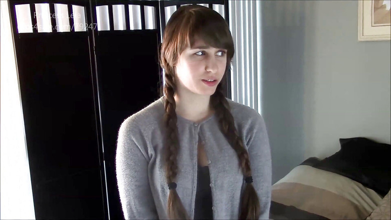 Princess Leia: Une étudiante fait une branlette étroite