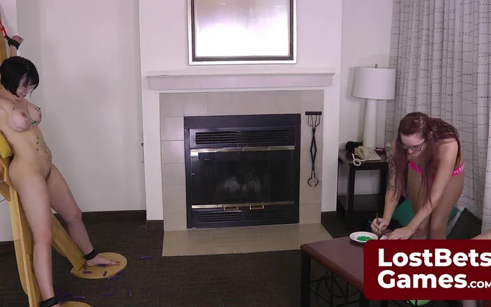 Lost Bets Games: Julie dan sassy lagi asik sambil bugil