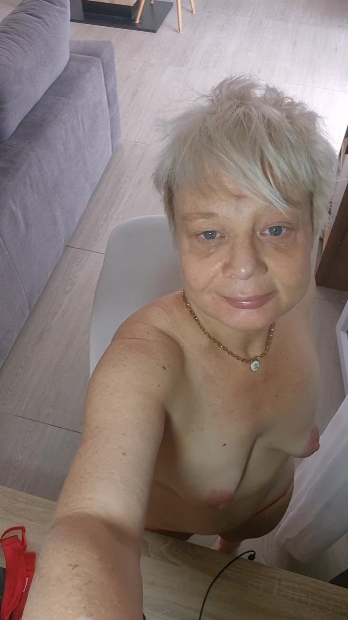 Sofy13: Bugün çalışmak istemiyorum, seks istiyorum, bana katıl