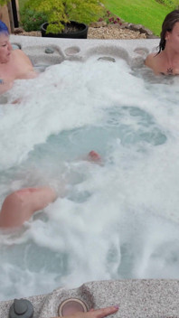 Dziewczyny w wannie z hydromasażem