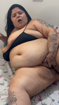 Sexy bBW raucht und dehnt ihren anus - 4k