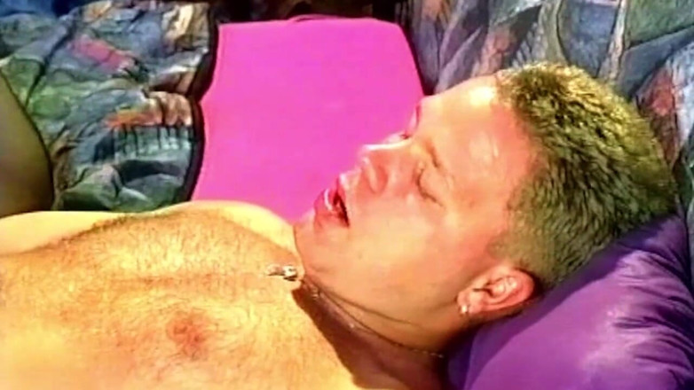 TRASHPORN: Dojrzała brunetka MILF kapie na mokro z niechlujnej cipki jedzenia