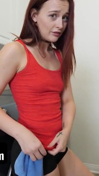 Minha fofa ruiva meia-irmã tem a buceta perfeita para meu pau grande