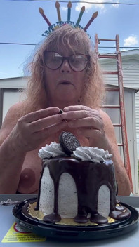 Celebración de grandes tetas y pastel de cumpleaños