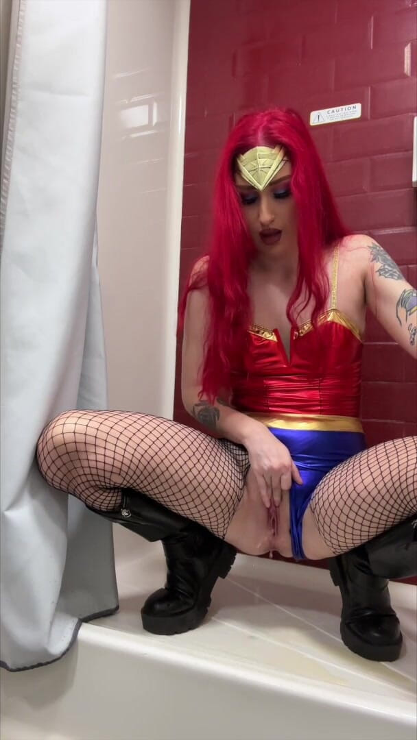 Gigi Rouge: Mujer maravilla hace pis y orgasmos