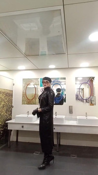 Leather'deki sarışın