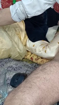 Smekmånad brud knullad analhål med svart dildo för att öppna hennes analhål för analsex