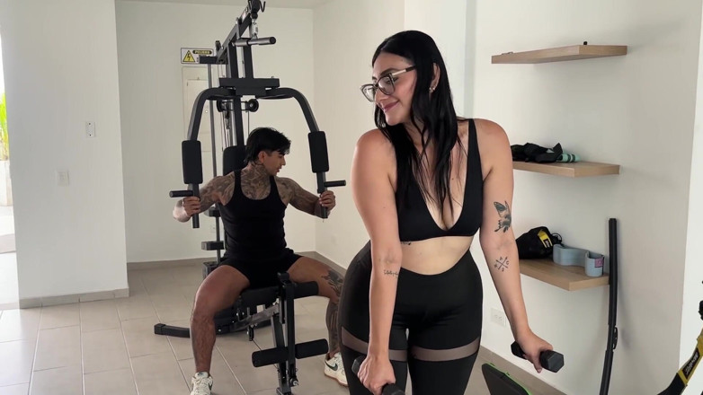 Dakotta Monroe: MILF Scopa Una Giovane Donna Che È in Palestra