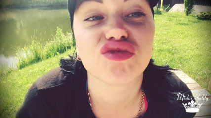 Goddess Misha Goldy: Duck face outdoor, making my lips much bigger!
