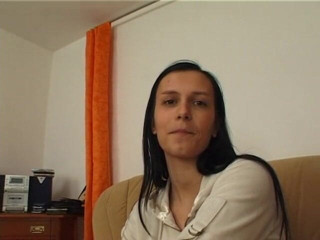POV Orgasms: Brunetka kráska masturbuje před kouřením v pov akci