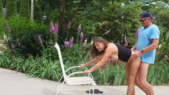 Candi Annie: La Sexy GILF Candi Annie Scopa All'aperto