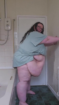 Bauchspiel im Badezimmer mit SSBBW goddess