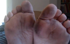 Coaching masturbatoire français - ta belle-mère te fait sentir ses pieds et ses aisselles