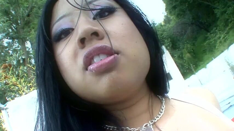 Radical Asian: La casalinga orientale con grandi tette e culo si fa...
