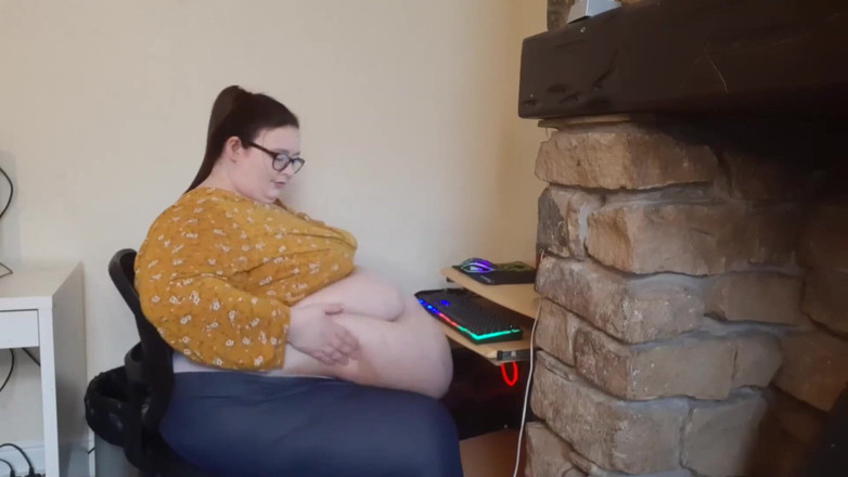 SSBBWLadyBrads: Fat girl office struggles