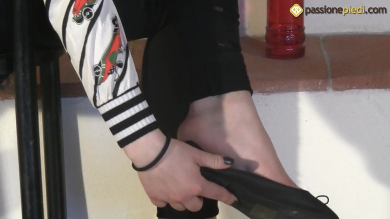 Foot Fetish HD: Bianca, najsłodsza nastolatka bawi się stopami