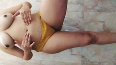 Riyathakur: 私の元ガールフレンドは彼女のstepfathherに彼女のお風呂を見せています