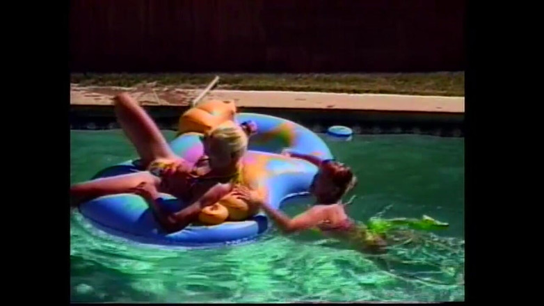 Wet Moments: プールの80年代のレズビアン