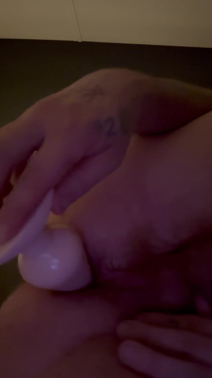 Bigwhitecock: Aku lagi asik ngentot pantatku pakai buttplug ukuran raksasa