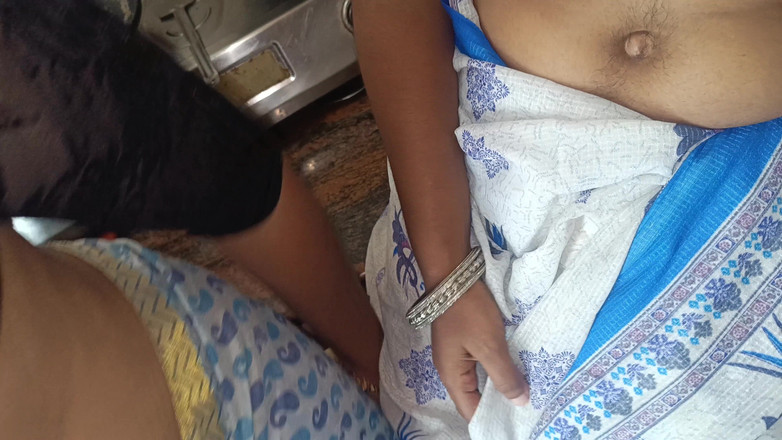 Magilmathi: Wanita berkahwin menikmati lesbian panas