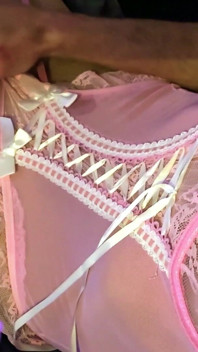 Travestito Travestito Indossa Lingerie Rosa Che Si Masturba