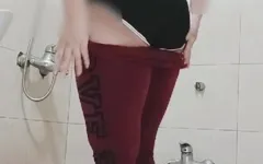 Ragazza in bagno