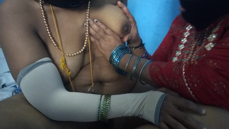 Tamil lesbian: Üç lezbiyen ateşli konuşuyor ve göğüslerini emiyor