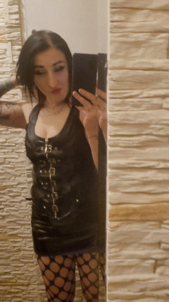 KatrixandCaliforniaLatex: 女神穿着乳胶服摆姿势并展示她多汁的屁股
