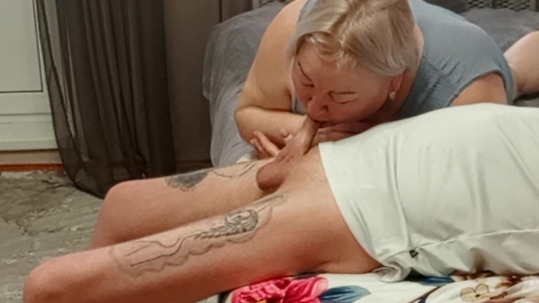 Zona901: Мачеха делает минет, чтобы насладиться горячей спермой