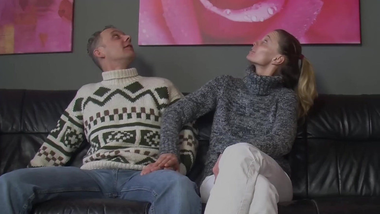 Deutsche Amateur Pornos: Nadržená žena v domácnosti s malými kozami saje dva ptáky najednou...