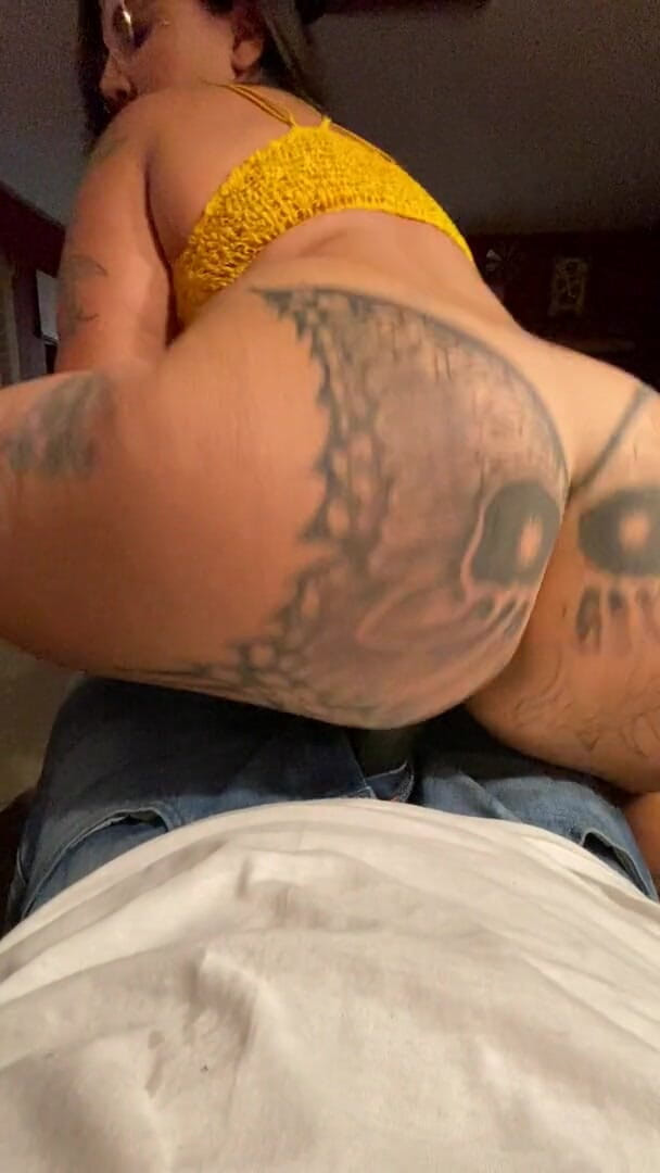 MzKiTTy91: Pawg milf ridning 10 tum bbc