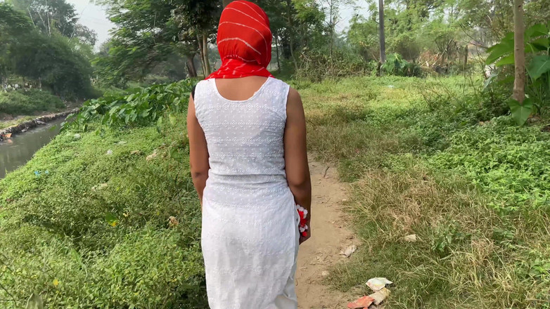 Laxmi Kumari hot: Buceta piscando na selva e sexo de casal