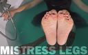 Mistress Legs: 美丽的女神皱纹的脚底戏弄和脚趾在浴缸里摇晃