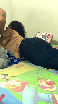 치카 베네졸라나 벤데도라 드 카페 아세프타 프로부에스타 인디센테