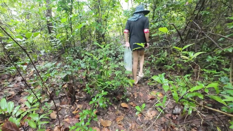 RealThaiSolo: Thailändsk flicka som går visar längs sidan av fältvägen på...