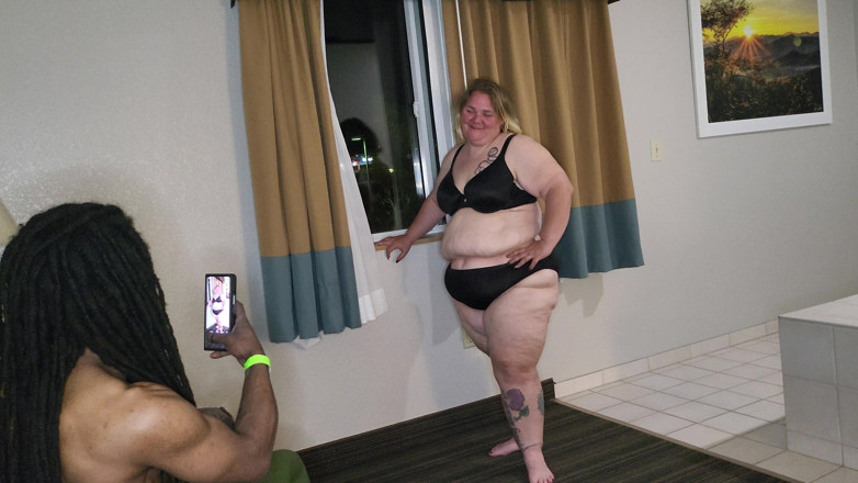 WeFuckinRight: Si spoglia per un BBC