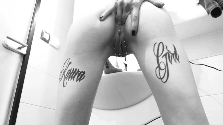 InkedKawaGirl: Крихітна дупа пестить себе пальцями