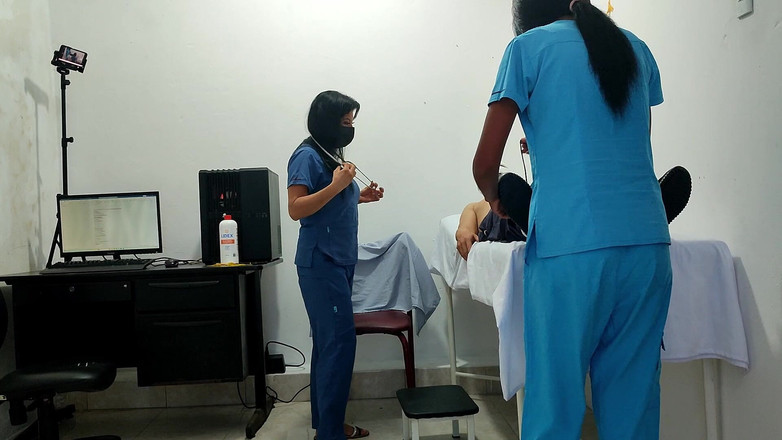 NEGRITA SEXY: E 'successo in clinica!! una dottoressa e un'infermiera seducono un paziente....