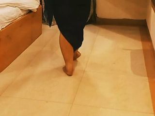 Sameer Phunk: Indická baculatá přítelkyně chodí zpomaleně, smyslně ukazuje svůj obrovský výstřih
