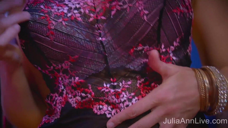 Julia Ann: Julia Ann玩弄她的阴户并表演脱衣舞挑逗！！