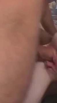 Blondine haily scott mit dickem arsch kommt in ein set und filmt einen hardcore-dreier