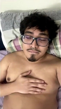 Gordo filipino gordinho de 23 anos vai ao ar na cam2cam com padrasto dirty talk
