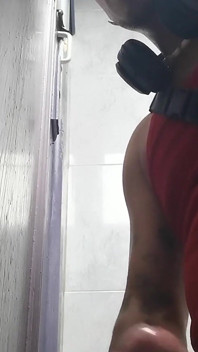 Un enorme cazzo etero appare in un gloryhole nel bagno del centro commerciale