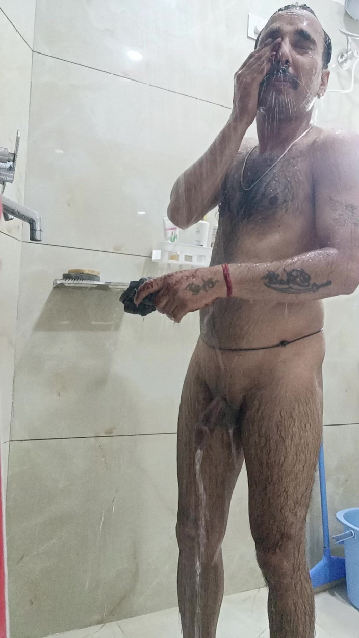 Rajasthani-old-lover: Indische Desi-man geniet van douche en seks