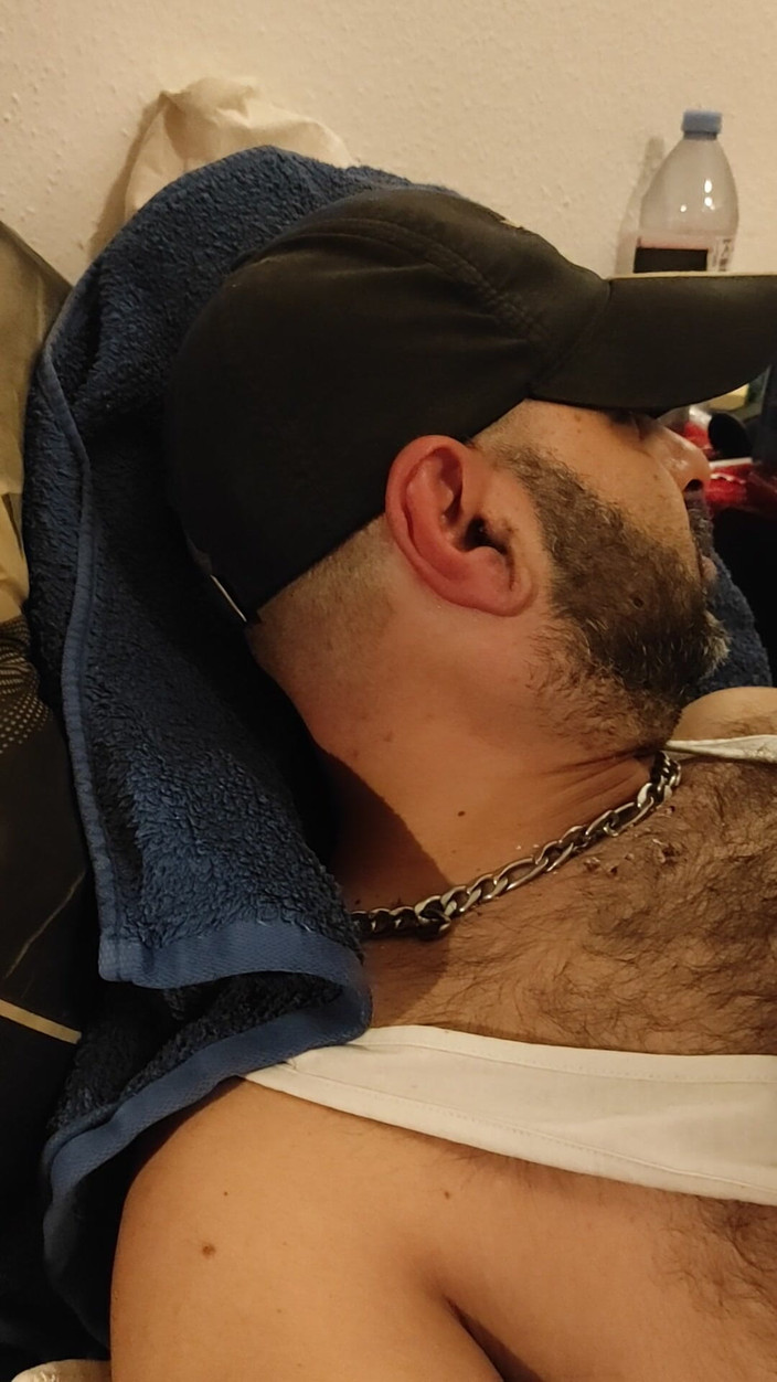 SmokedAlloy2: Nastrój w łóżku, Dirtyjunk Bro ogląda porno