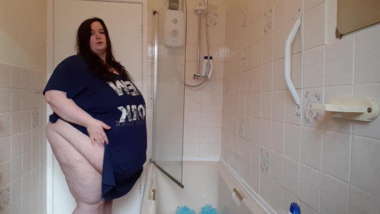 SSBBWLadyBrads: SSBBW belly and body jiggles