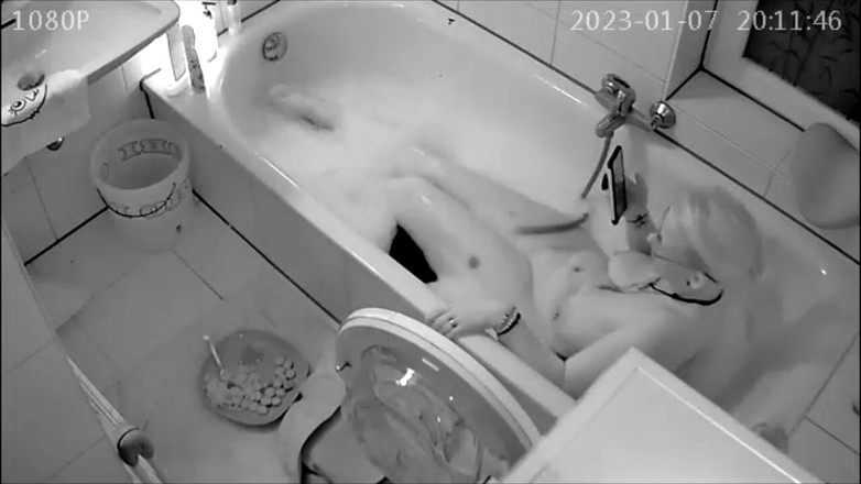 KittieNoOne: Atrapado relajándose en la bañera