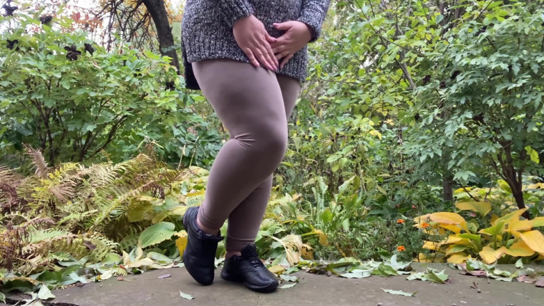Elena: 秋の公園でおしっこをしてみませんか