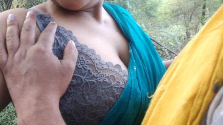 HotGirl21: La cognata del villaggio bollente è sola nella giungla e eccitata...